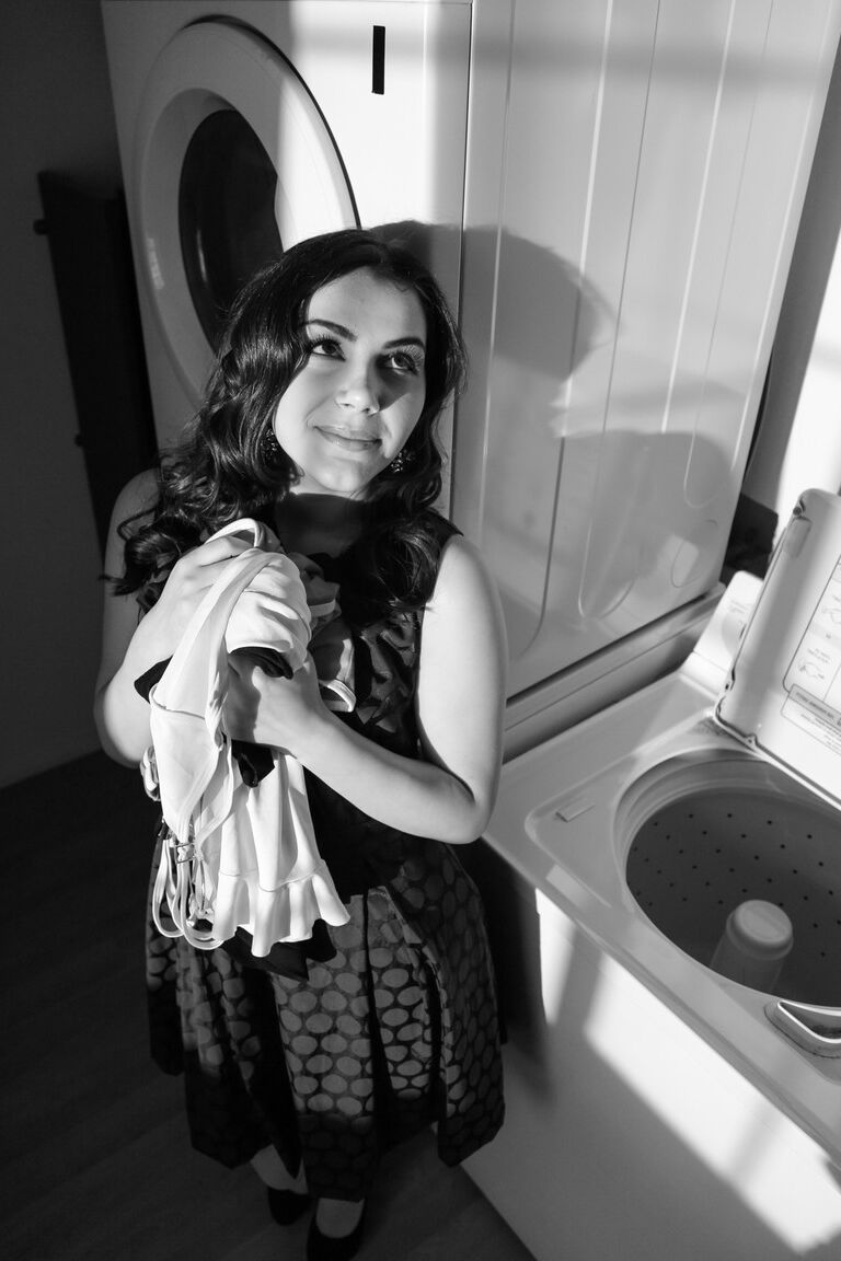 15P, la beauté latina Valentina Nappi se déshabille pour coudre ses bas de nylon le jour de la lessive.