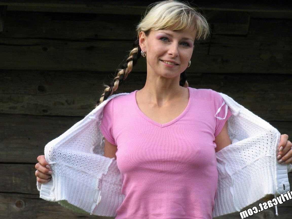 15P Une fille blonde aux nattes tressées fait ses débuts nues sur un lit dans un grenier