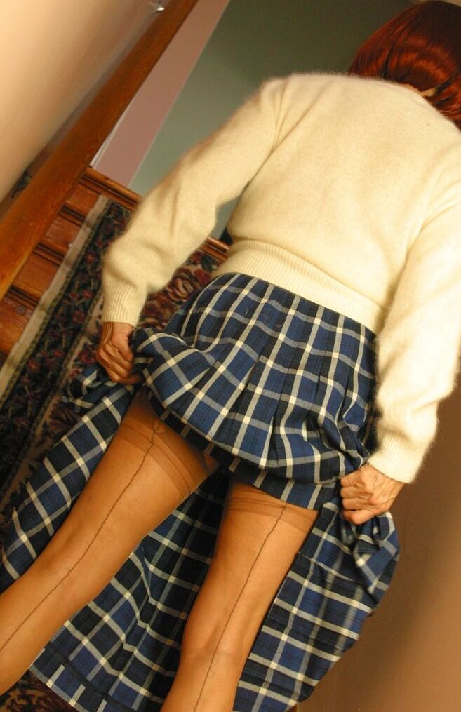 12P Miss Abigail, rousse et plus âgée, expose sa culotte en jupe haute avant de déboutonner ses seins.