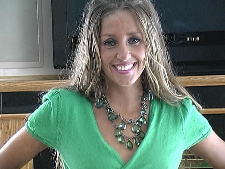 21P Amadora MILF Lori Anderson dá um BJ e fica gozada nos pés usando meia-calça