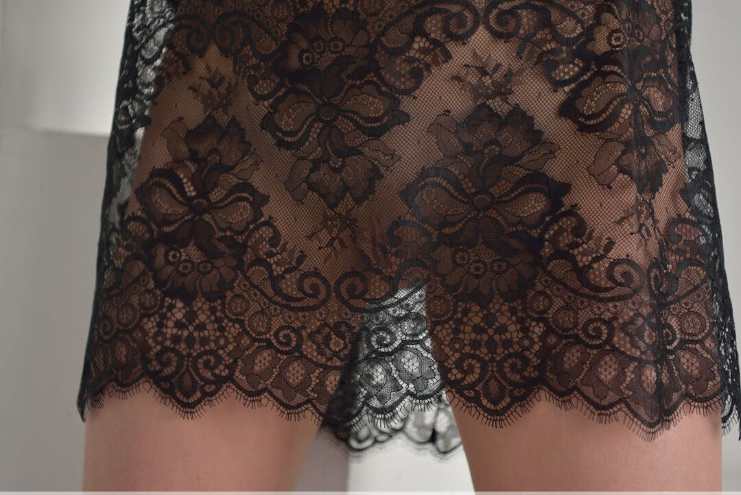16P A adolescente de cabelos escuros Nika A tira a lingerie preta para ótimas poses nuas nos degraus