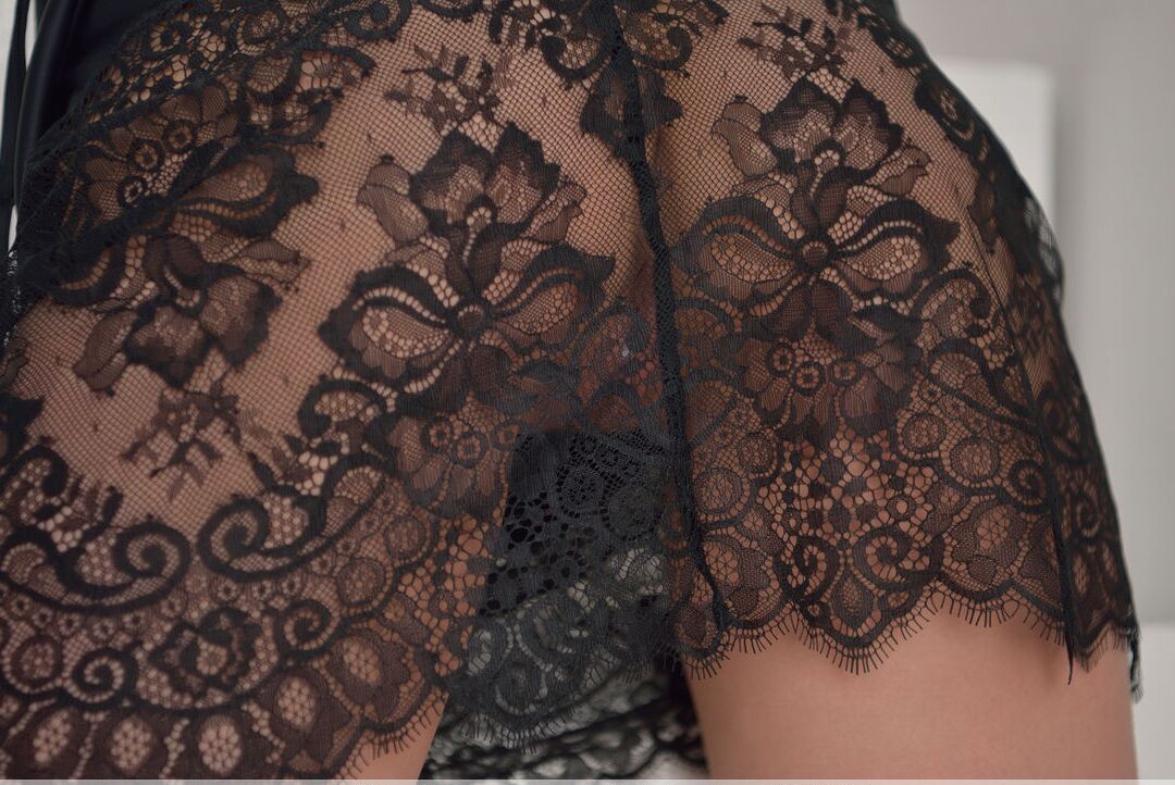 16P A adolescente de cabelos escuros Nika A tira a lingerie preta para ótimas poses nuas nos degraus