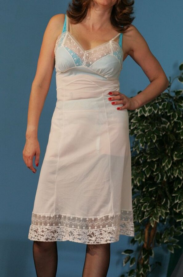 12P Senhora madura elegante Miss Abigail modelos solo em lingerie retrô