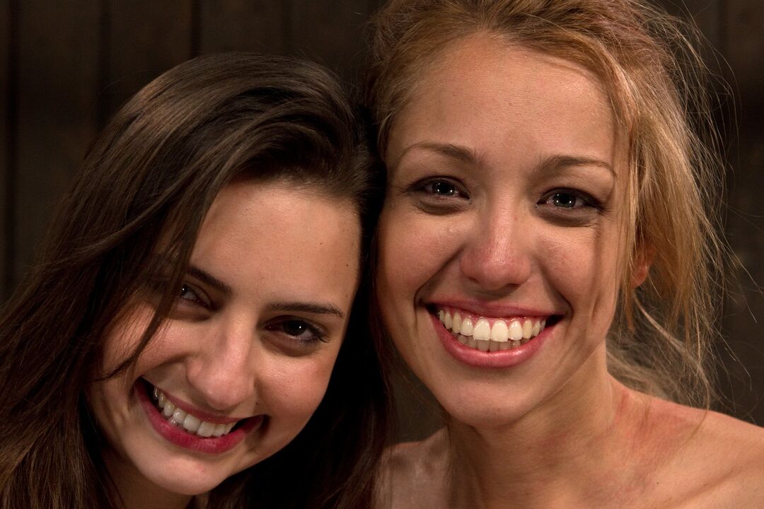 17P Escravas sexuais femininas ouvem o outro gritar enquanto são fodidas pela máquina em cativeiro
