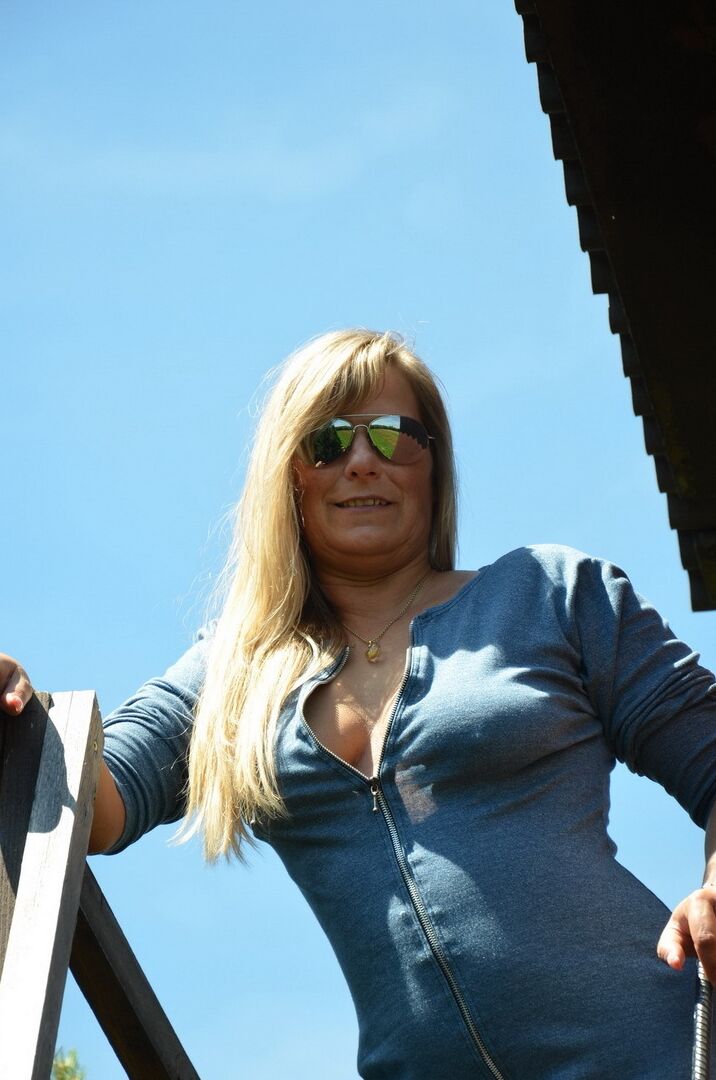 20P Middle-aged blonde Sweet Susi displays her naked body outside a treehouse