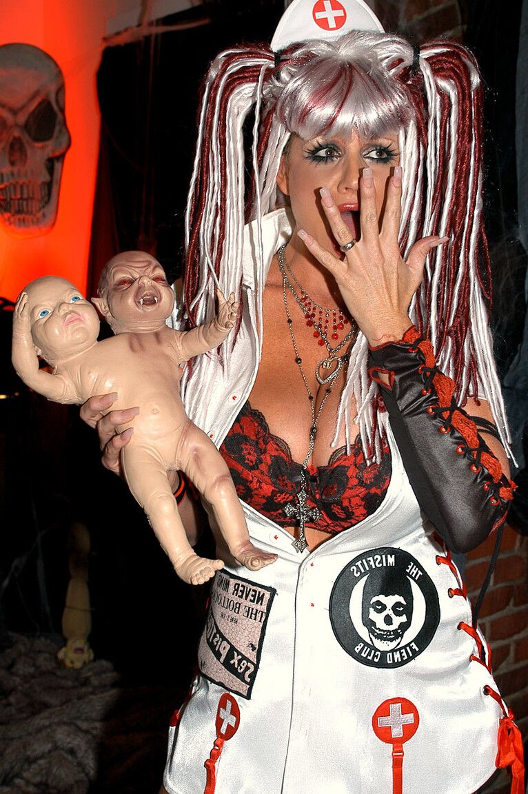 17P La sucia MILF Kelly Madison chupa y monta la dura erección de un científico loco