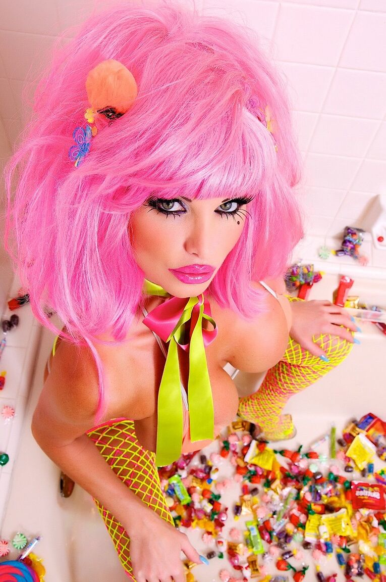 20P La MILF de pelo rosa Taylor Wane muestra sus enormes tetas y sus agujeros rosas en la bañera