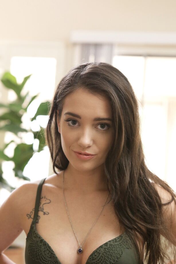 16P A morena amadora Gia Paige descobre seus peitos pequenos usando uma saia com babados
