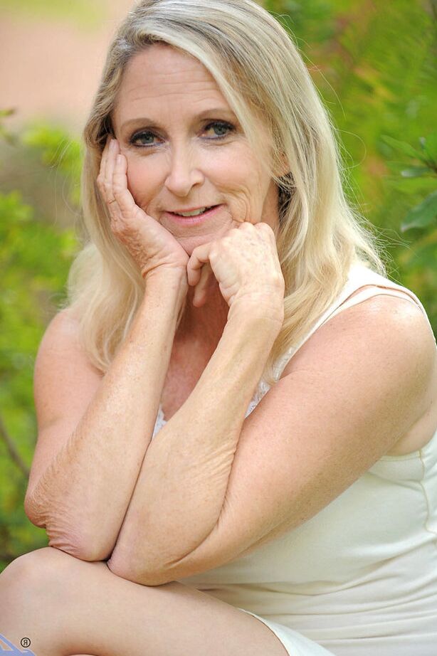 15P A senhora madura Ann Brady vai ao jardim para se despir e ficar com meias bronzeadas