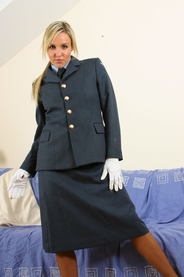 21P La blonde Dannii H enlève son uniforme et montre son corps chaud en action solo