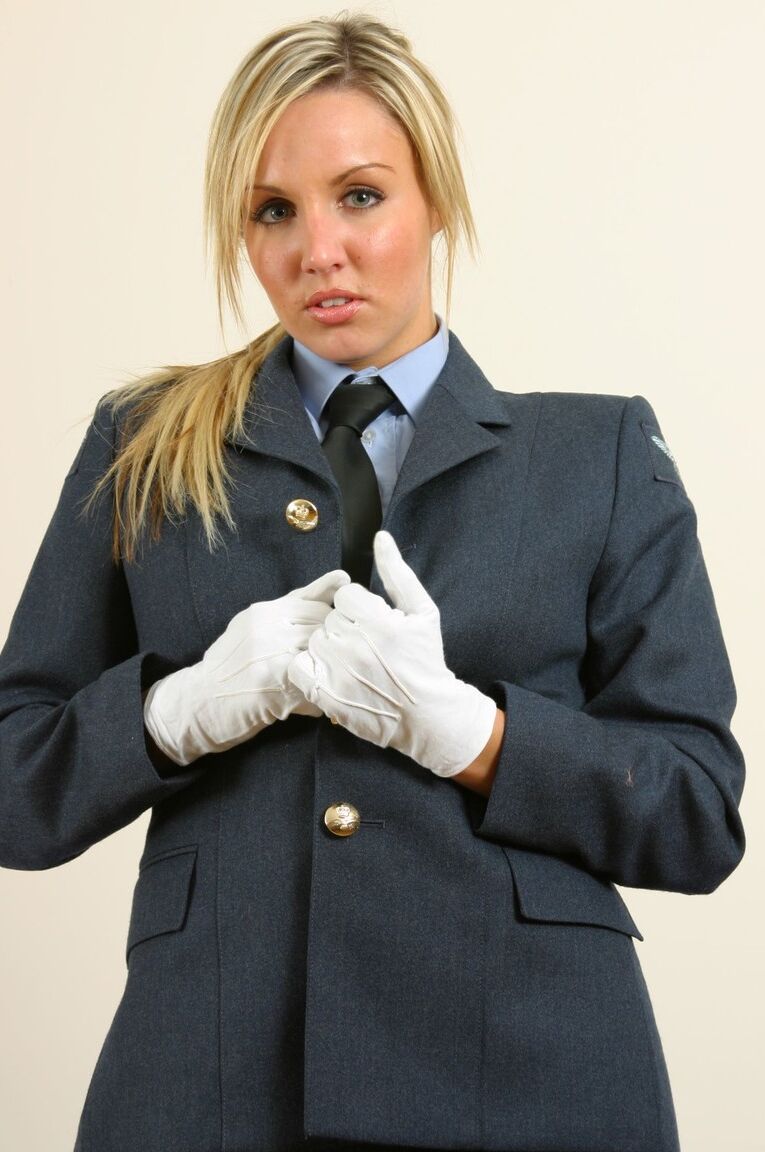 21P La blonde Dannii H enlève son uniforme et montre son corps chaud en action solo