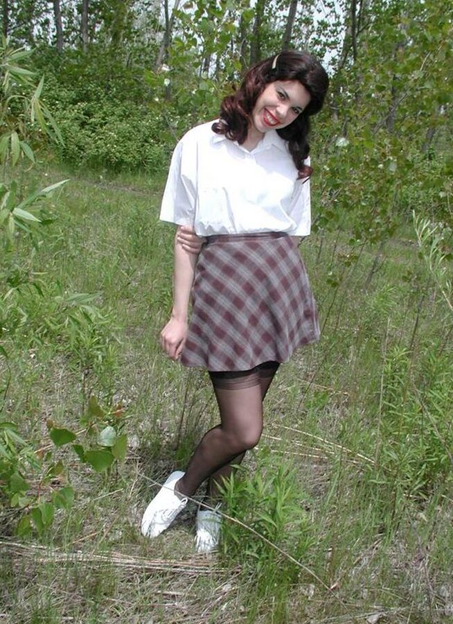 12P 野外でナイロンを着たままレトロな服を脱ぐ素人娘