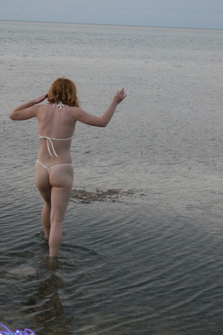 21P La flaca Nicki Blue expone sus pequeñas tetas mientras se divierte en la playa