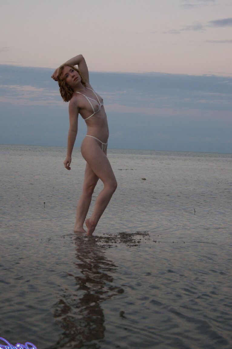 21P La flaca Nicki Blue expone sus pequeñas tetas mientras se divierte en la playa