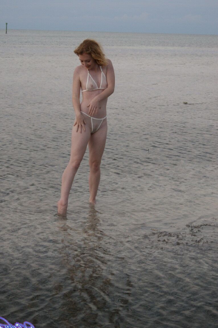 21P La flaca Nicki Blue expone sus pequeñas tetas mientras se divierte en la playa
