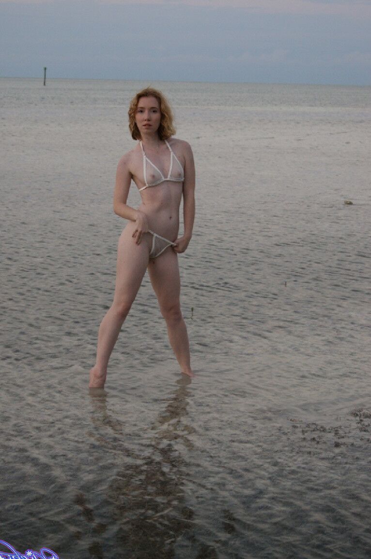 21P La flaca Nicki Blue expone sus pequeñas tetas mientras se divierte en la playa