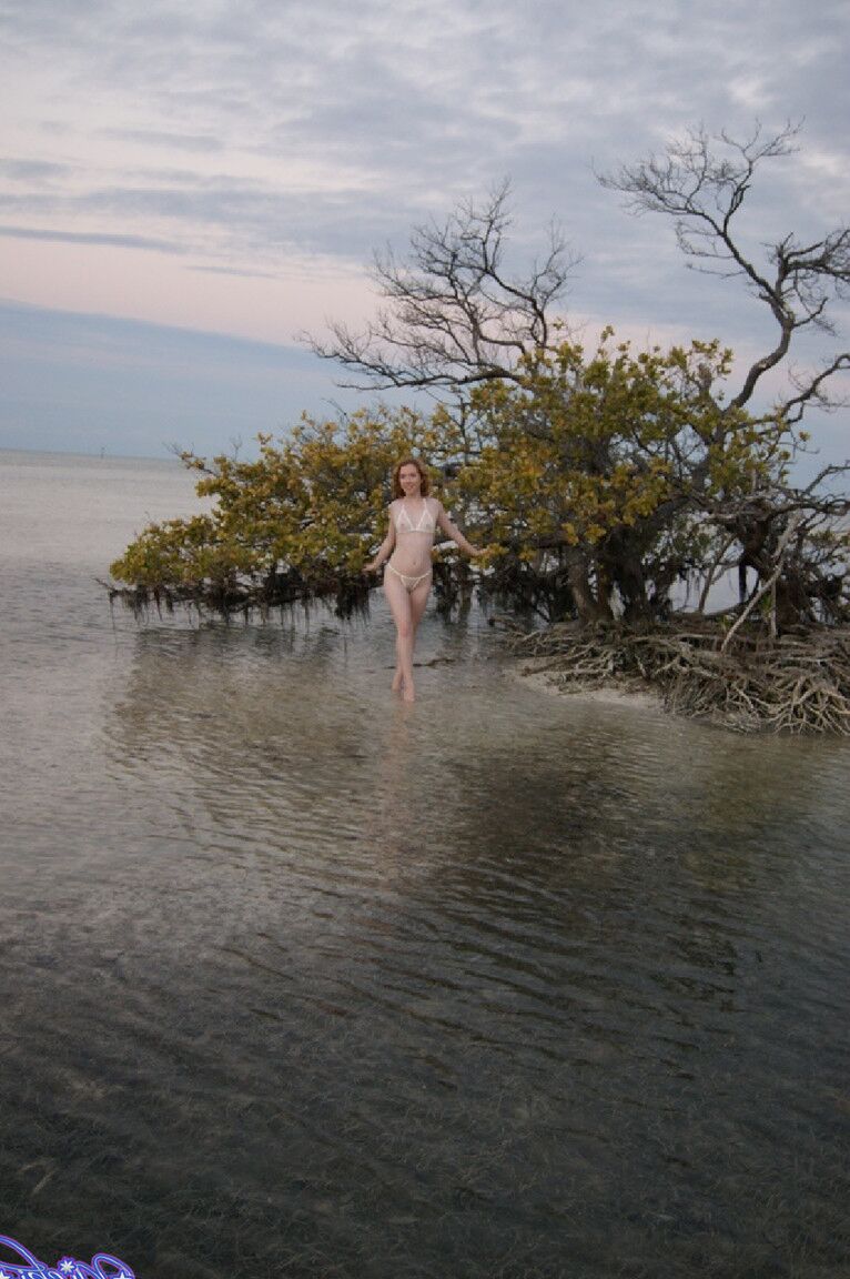 21P La flaca Nicki Blue expone sus pequeñas tetas mientras se divierte en la playa