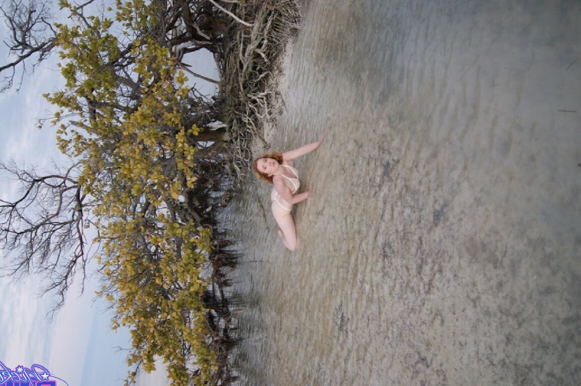 21P La flaca Nicki Blue expone sus pequeñas tetas mientras se divierte en la playa
