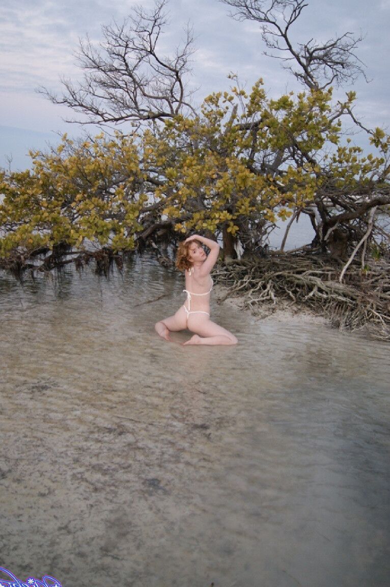21P La flaca Nicki Blue expone sus pequeñas tetas mientras se divierte en la playa