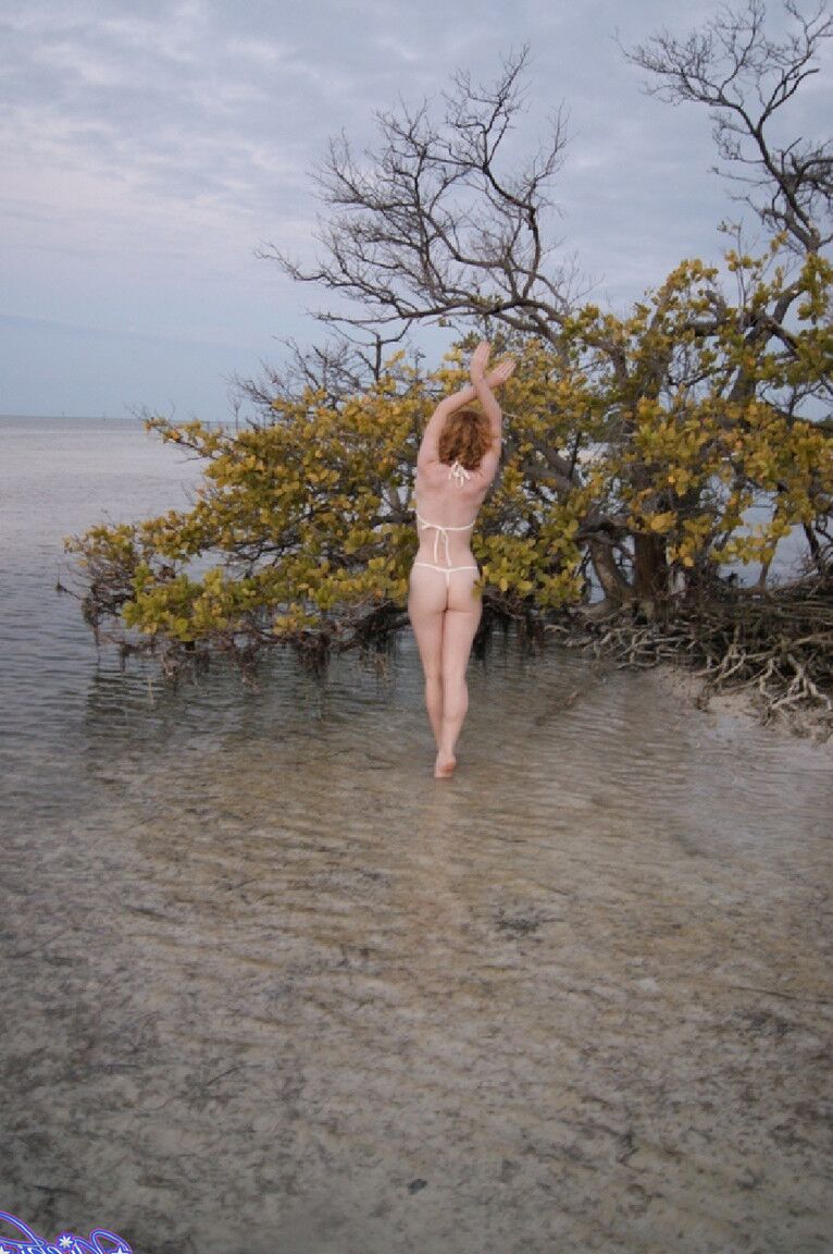 21P La flaca Nicki Blue expone sus pequeñas tetas mientras se divierte en la playa