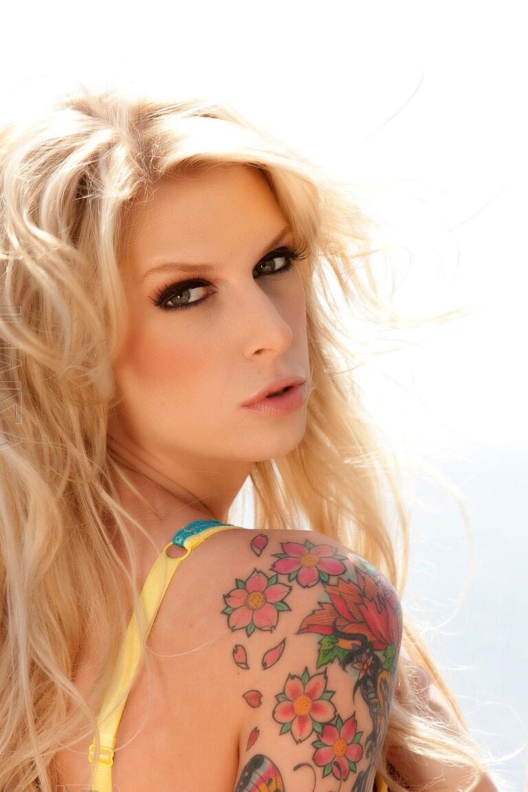 21P La MILF tatuada Brooke Banner posando desnuda y jugando con su manguito en el balcón