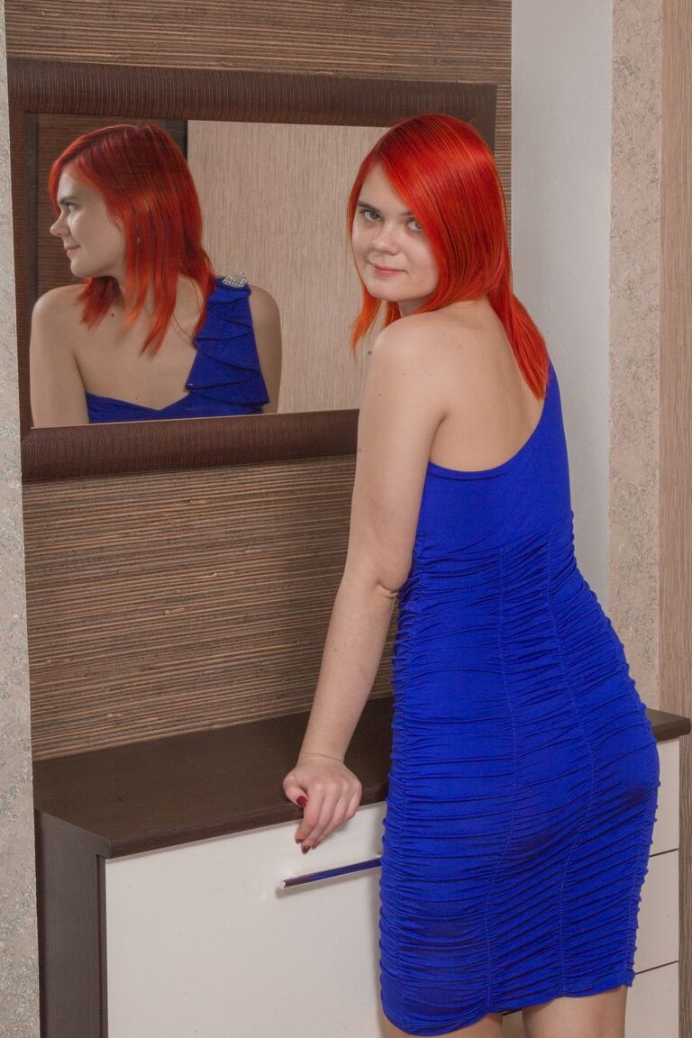21P A ruiva querida Ishtar tira o vestido azul e exibe seu arbusto