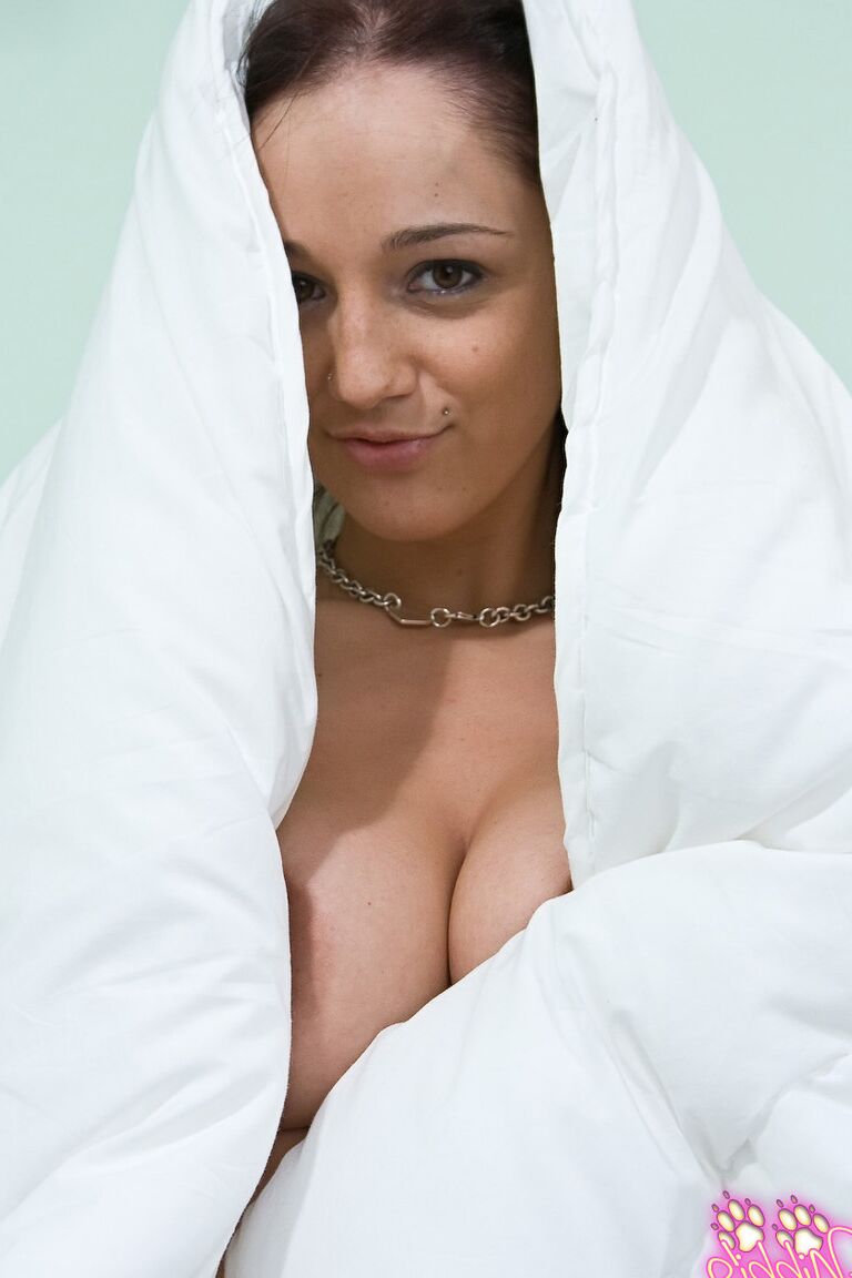 15P La brune amateur Nikki Sims se déshabille avec un string blanc en gros plan.