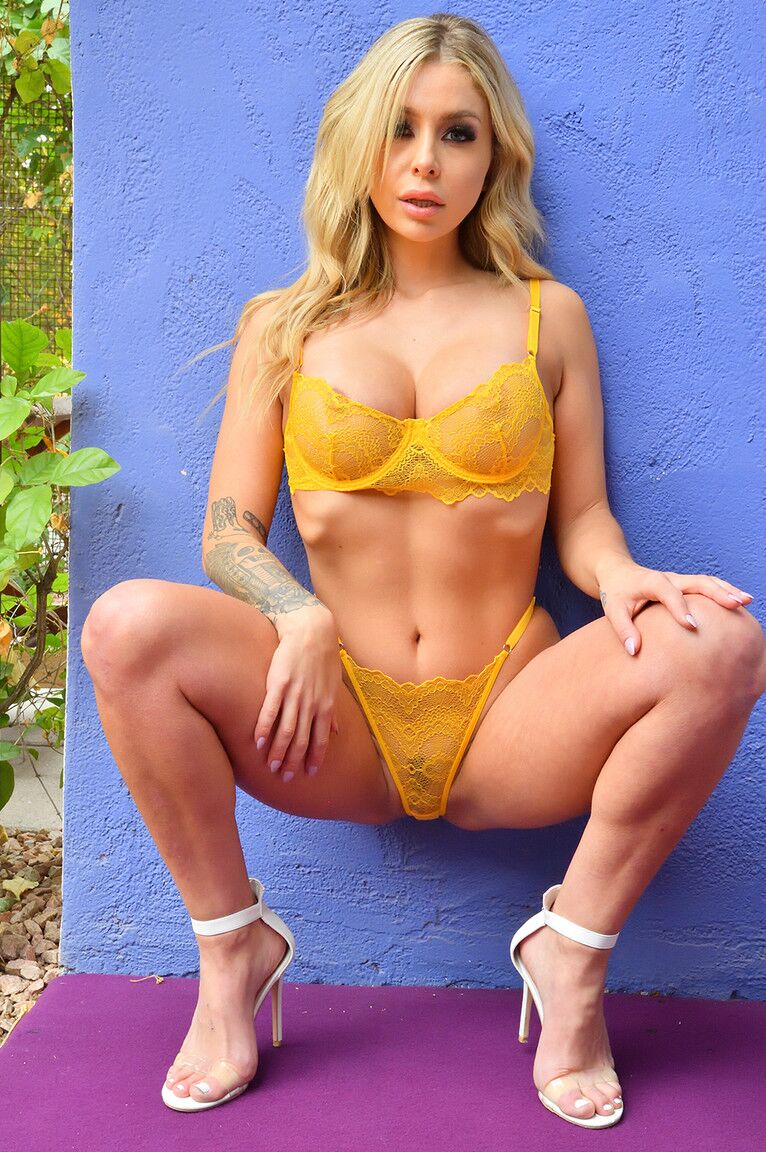 15P La hermosa rubia Madelyn descubre sus tetas falsas antes de una digitación anal y vaginal