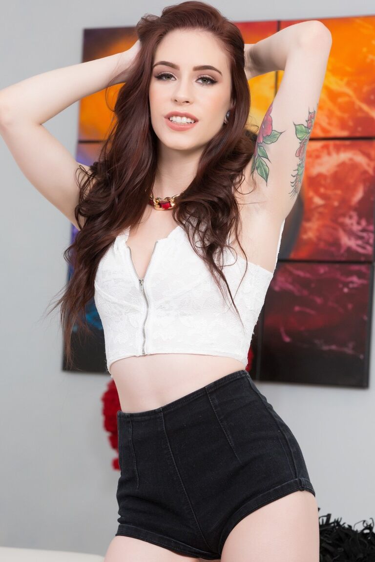 17P La chica blanca con tatuajes Anna DeVille luce una boca llena de esperma después de follar