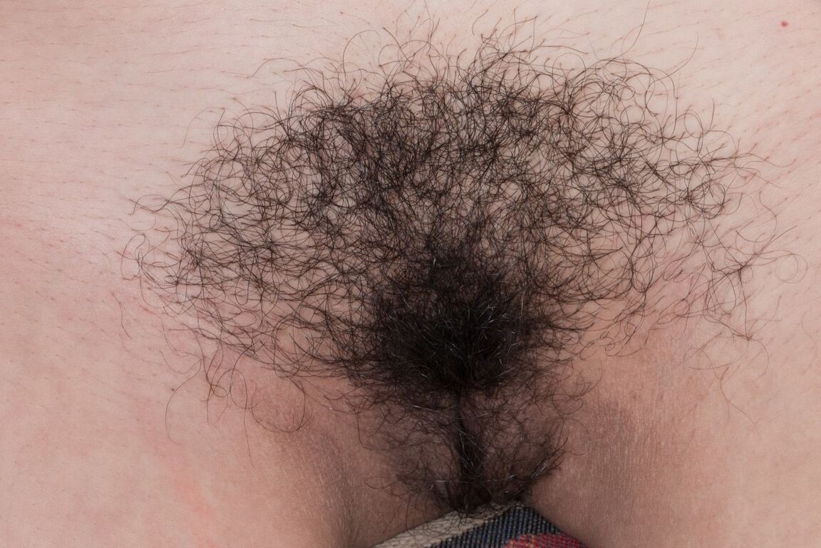 16P Amadora Stacie Rose com bunda linda masturbando sua buceta peluda com um vibrador
