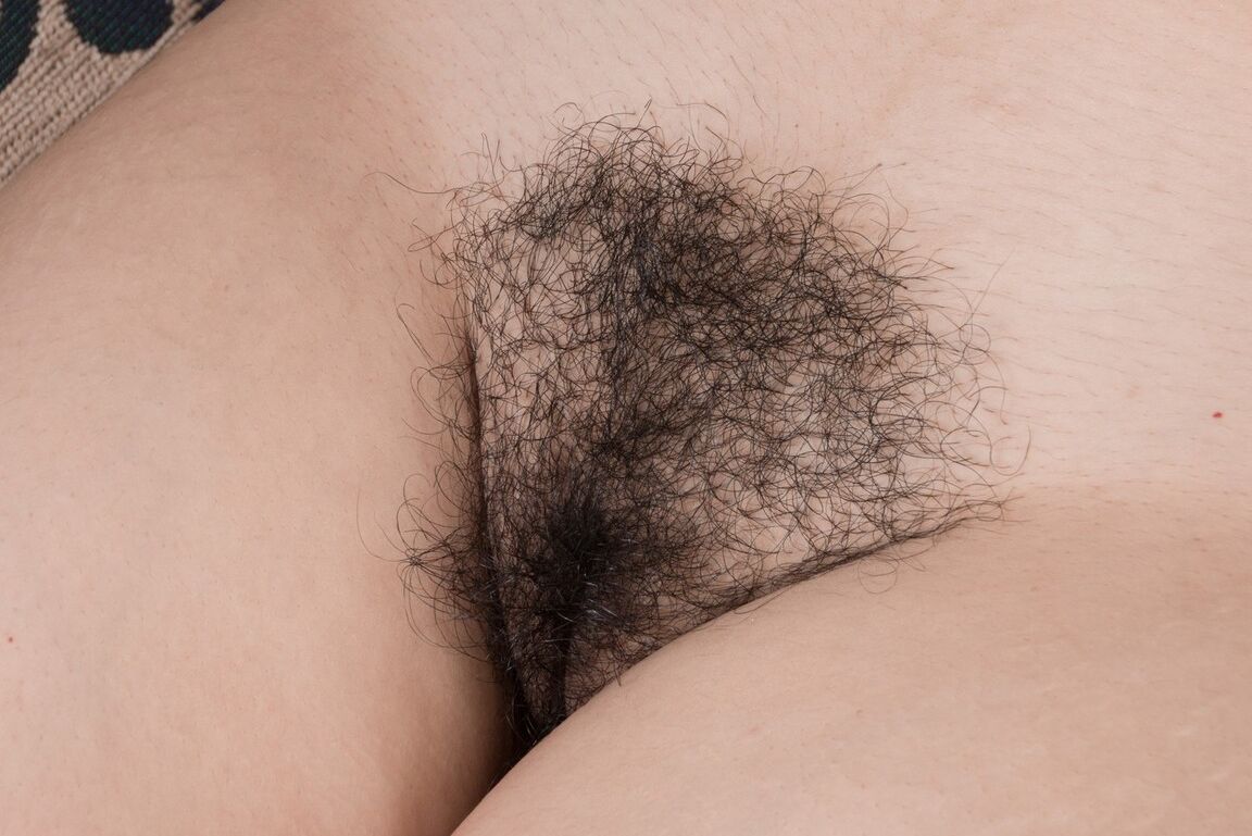16P Amadora Stacie Rose com bunda linda masturbando sua buceta peluda com um vibrador