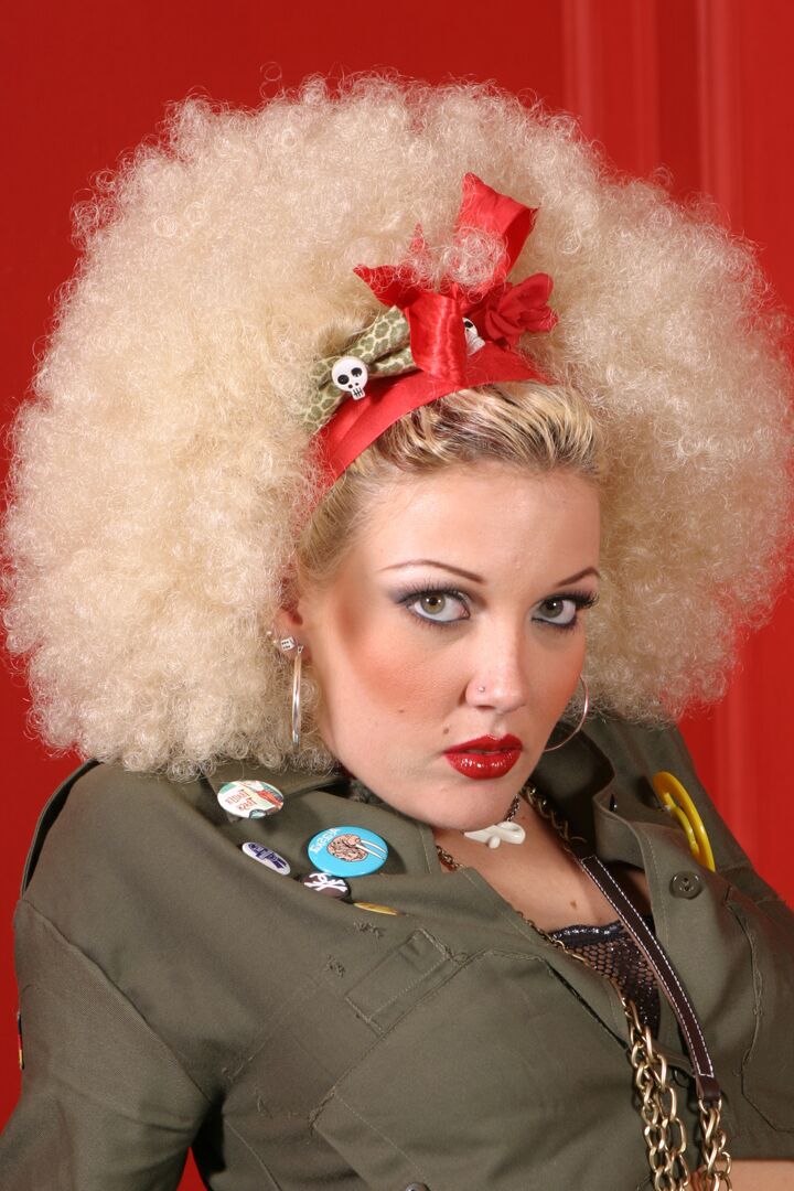 21P La blonde aux petits seins Candy Monroe devient noire après s'être déshabillée