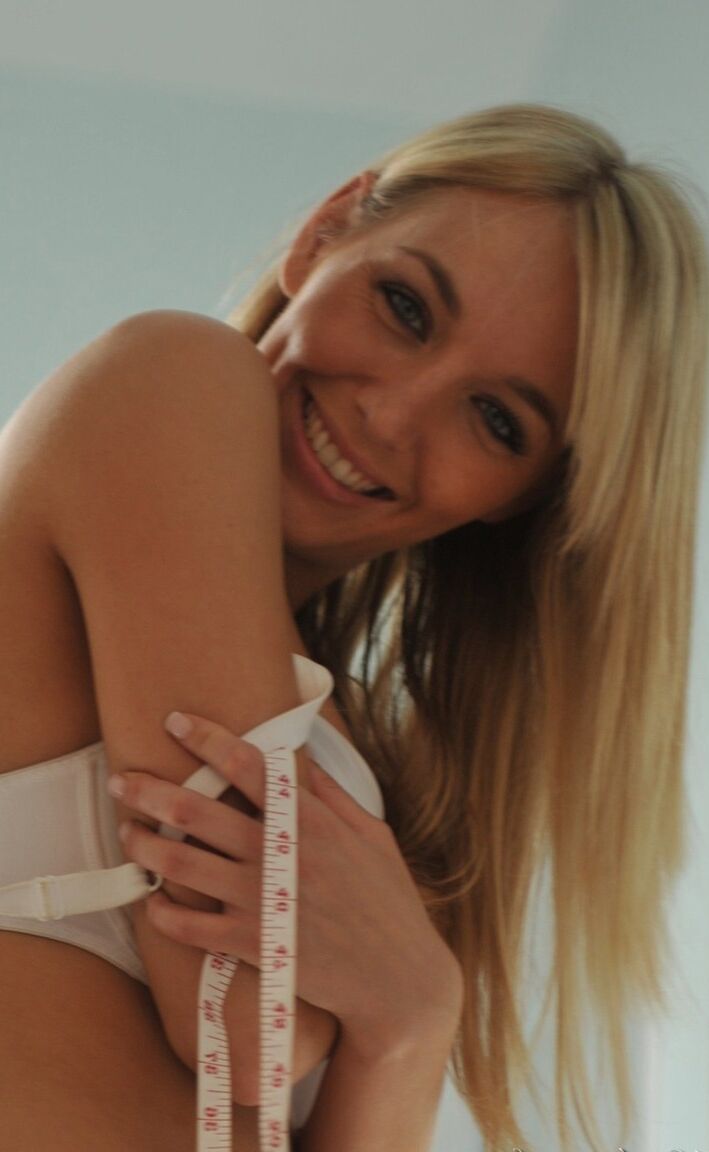 12P A loira Hayley Marie Coppin mostra seus belos seios antes de tirar a calcinha