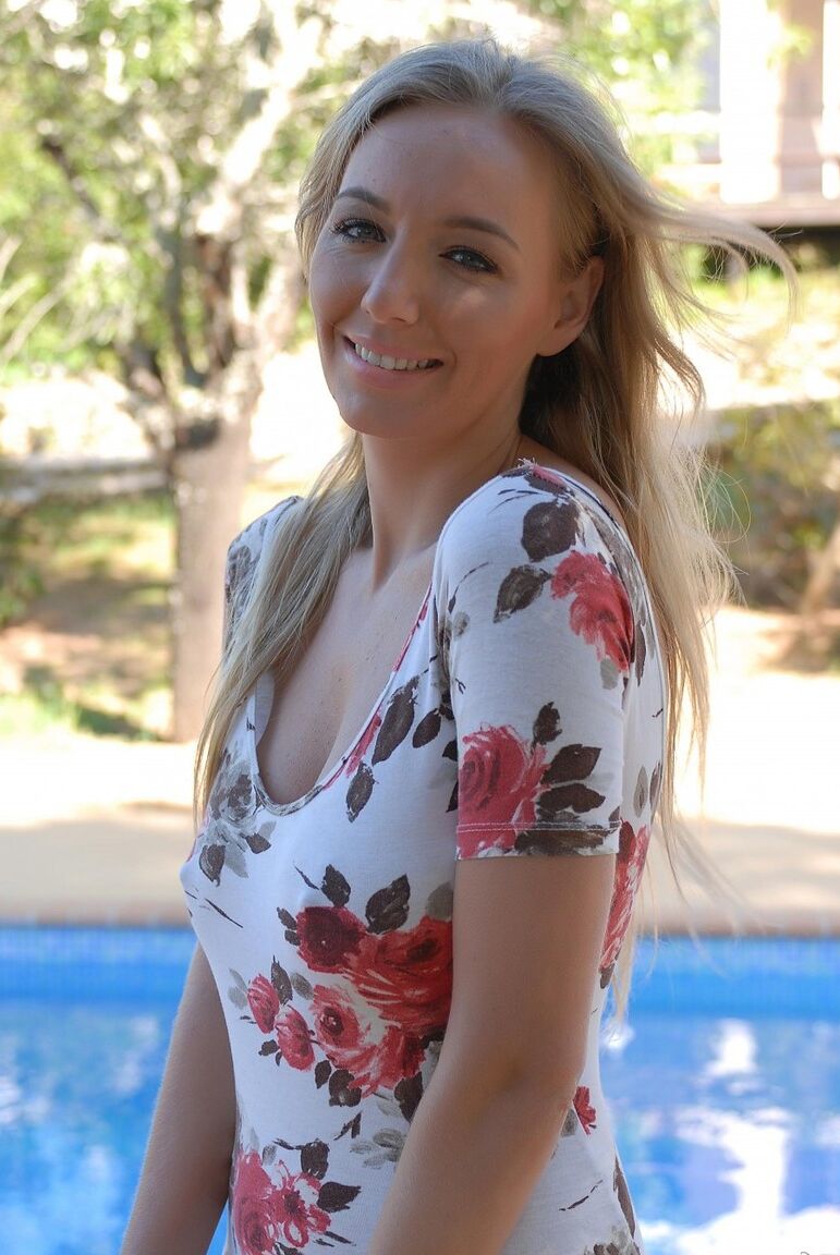 12P A loira britânica Hayley Marie Coppin mostra seus lindos peitos enquanto come uma guloseima