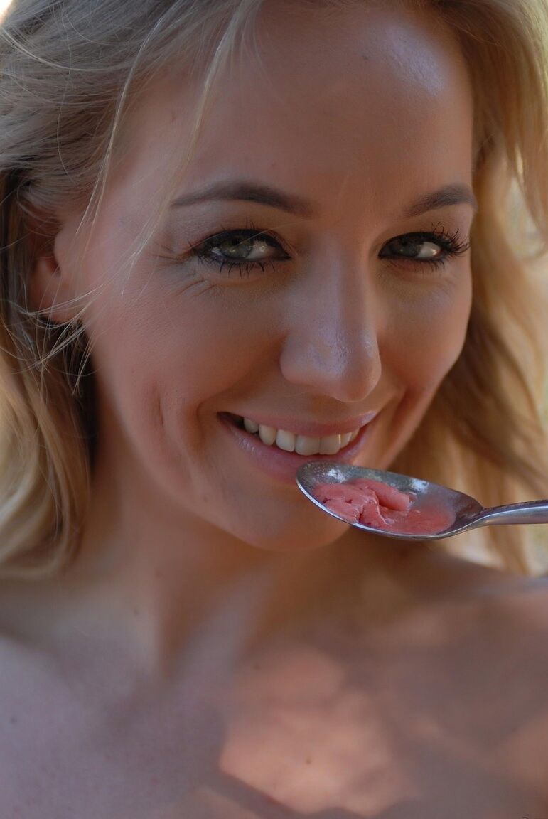 12P A loira britânica Hayley Marie Coppin mostra seus lindos peitos enquanto come uma guloseima