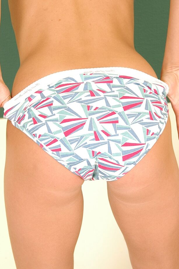 18P 若いブロンドのリタは、裸で授業に着席する前にかわいいパンティーを脱ぎます