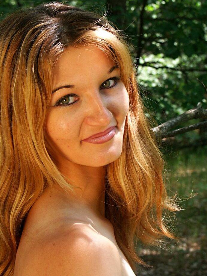20P La caliente rubia Vanessa se quita el bikini en el bosque caminando desnuda entre los árboles