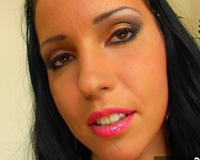 20P La MILF caliente Susy Rocks libera sus grandes tetas de un sostén rosa en tacones