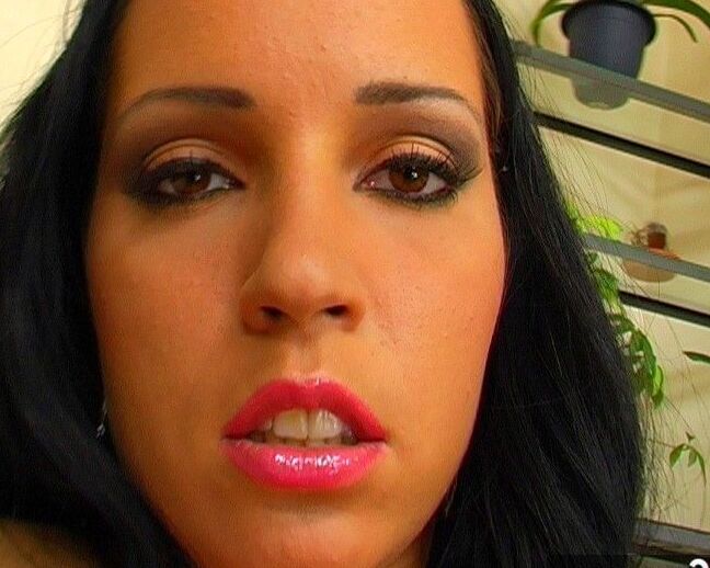 20P La MILF caliente Susy Rocks libera sus grandes tetas de un sostén rosa en tacones