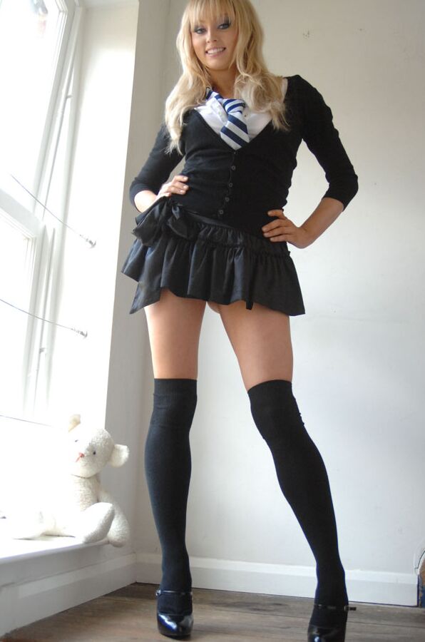 15P La caliente colegiala rubia Elle Parker se quita el uniforme posando en topless con bragas de encaje