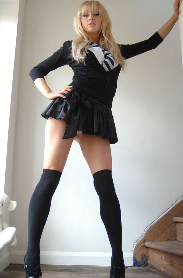 15P La caliente colegiala rubia Elle Parker se quita el uniforme posando en topless con bragas de encaje