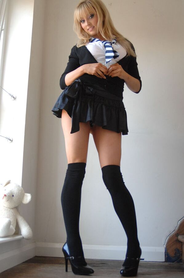 15P La caliente colegiala rubia Elle Parker se quita el uniforme posando en topless con bragas de encaje