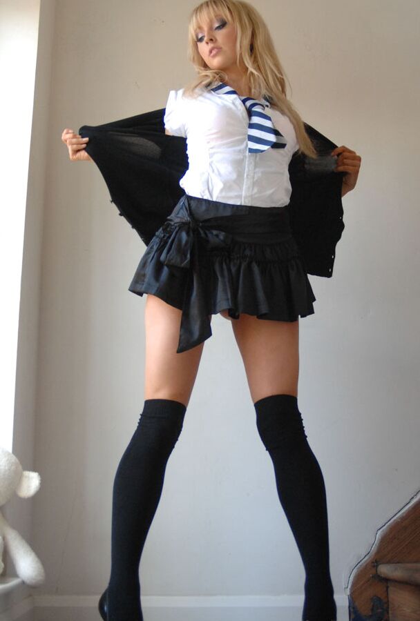 15P La caliente colegiala rubia Elle Parker se quita el uniforme posando en topless con bragas de encaje