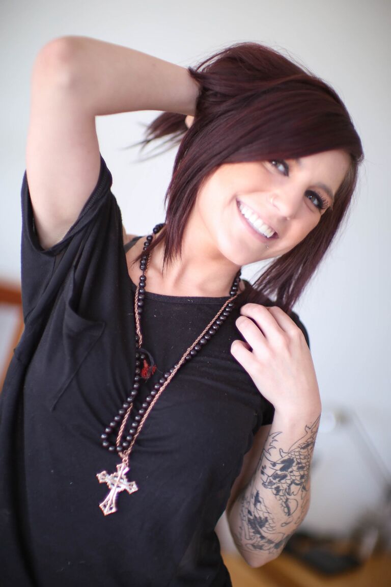 15P Chica tatuada lame el semen de sus labios en una cama mientras usa pantimedias rotas