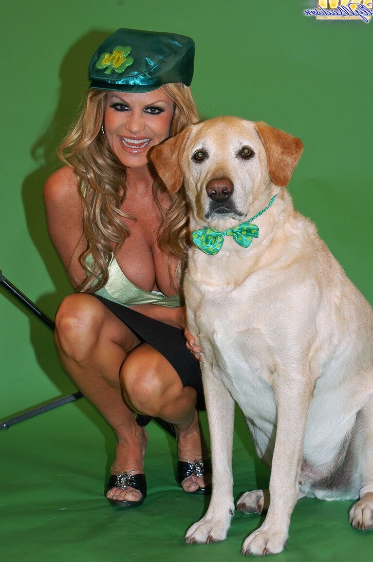 17P La morena de ojos grandes Victoria Valentino muestra sus grandes tetas con la MILF Kelly Madison