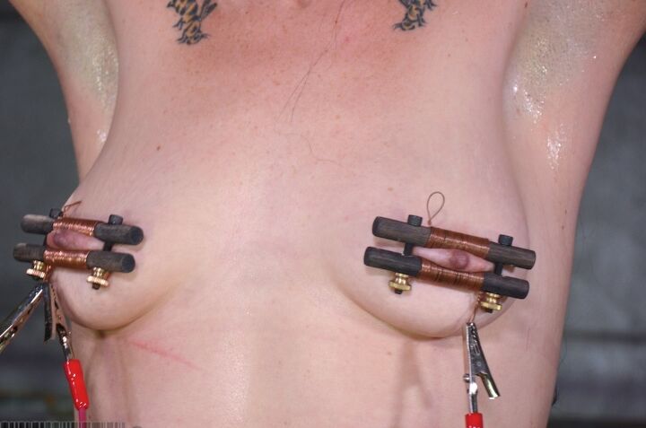 16P La hermosa MILF esclava sexual Siouxsie Q atada con pinzas en los pezones