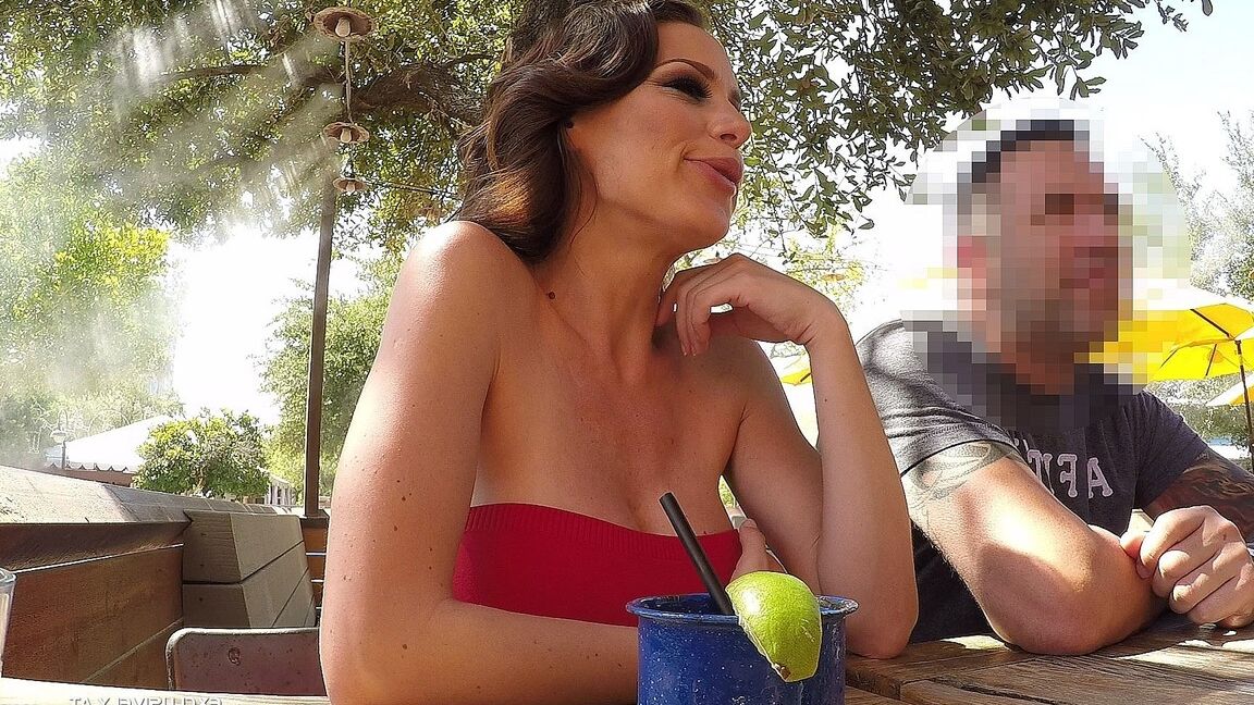 18P Mulher britânica vive sua fantasia de ser fodida por um bando de caras
