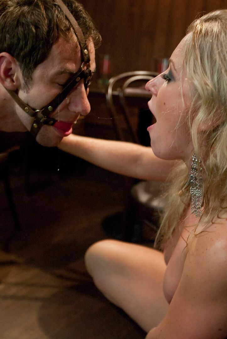 21P La femme coquine Dia Zerva se fait lécher l'anus par son cocu BDSM puis baise un étalon
