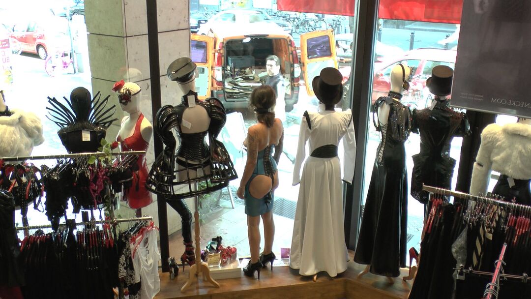 21P Public Disgrace Coco Chanal, Conny Dachs, Mona Wales
