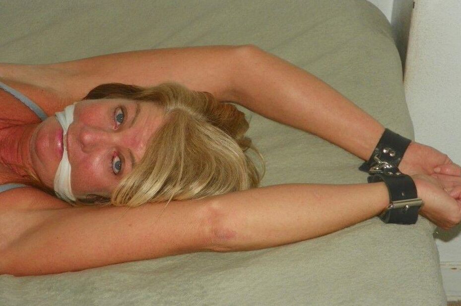 16P Garota loira amarrada tem os olhos e a boca cobertos com fita adesiva